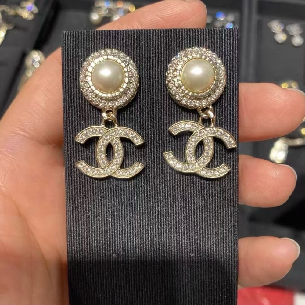 Chanel's classic double C pearl studded earrings - Picture 3 of 5